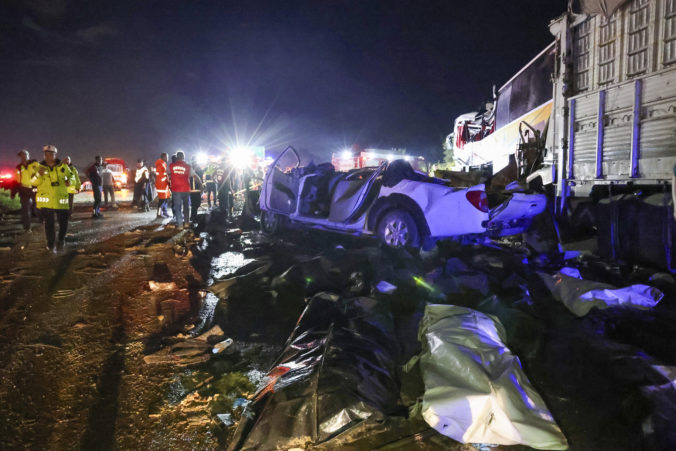 Autobus v daždi prešiel do protismeru, nehoda na diaľnici v Turecku si vyžiadala desať mŕtvych a 39 zranených (video)