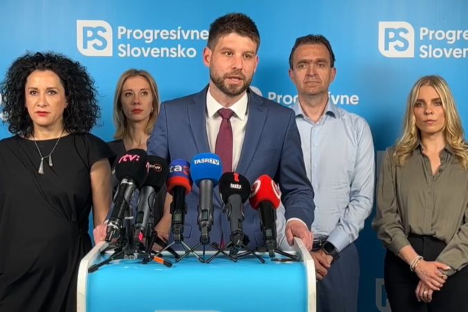 Boj koalície proti novinárom len prehĺbi polarizáciu spoločnosti, progresívci považujú obviňovanie médií za nebezpečné (video)