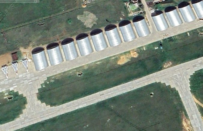 Rusi stavajú ochranné hangáre pre lietadlá 300 kilometrov od hraníc s Ukrajinou, majú chrániť pred dronmi a raketami