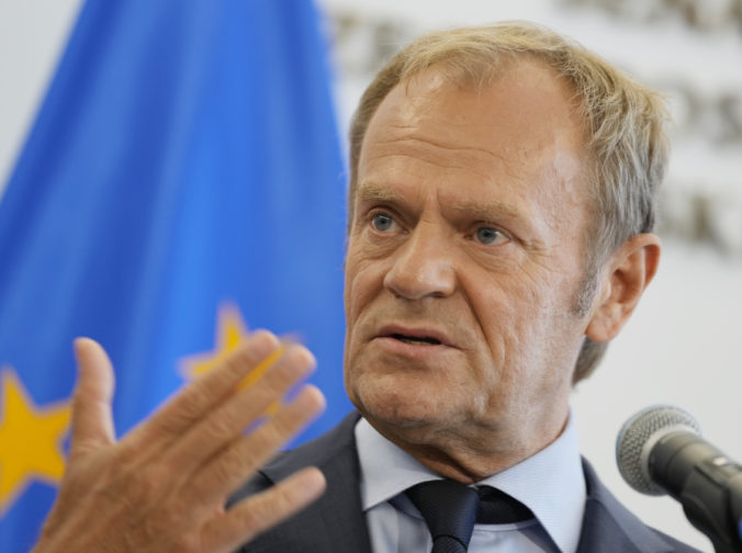 Tusk oznámil presun všetkých dostupných zdrojov na ochranu hranice s Bieloruskom po napadnutí strážnika migrantmi