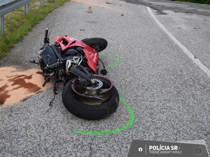 Pri Brezolupoch sa zrazil autobus s motorkárom. Napriek zásahu všetkých záchranných zložiek motocyklista zrážku neprežil (foto)