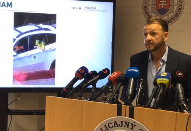 Pred domom Pellegriniho prešlo BMW s dieťaťom v kukle a zbraňou v ruke, minister Šutaj Eštok ukázal video