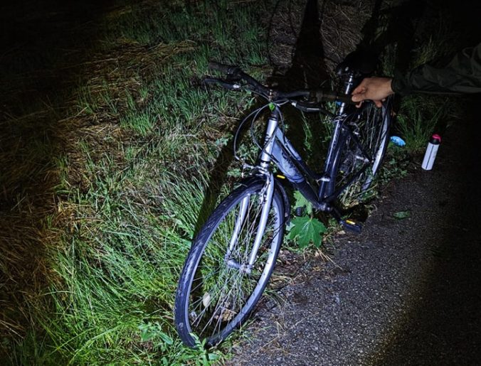 Cyklista zišiel v nočných hodinách z trasy a narazil do stromu, na následky zranení zomrel (foto)