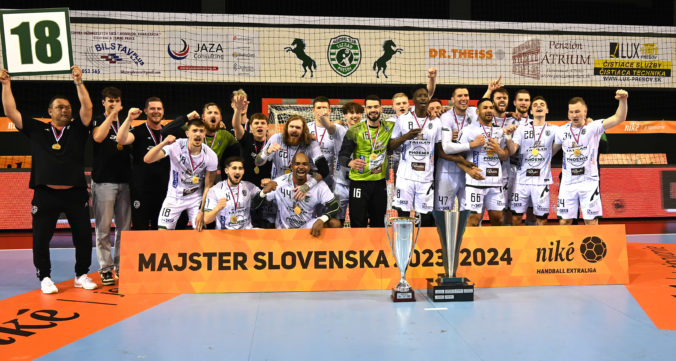 Hádzanári Tatrana Prešov po ročnej prestávke opäť ovládli extraligu a oslavujú osemnásty titul slovenského šampióna