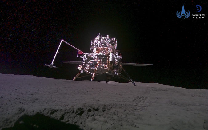 Čínska lunárna sonda úspešne vzlietla z odvrátenej strany Mesiaca aj so vzorkami hornín