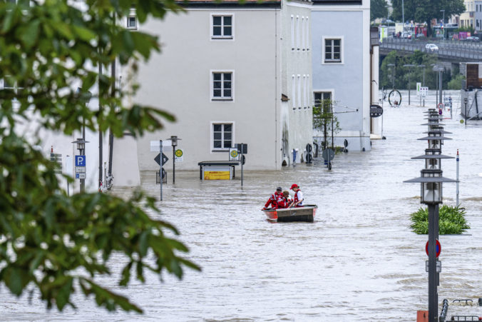Záplavy si v Nemecku vyžiadali už päť mŕtvych, poslednú obeť vytiahli policajti z takmer ponoreného auta