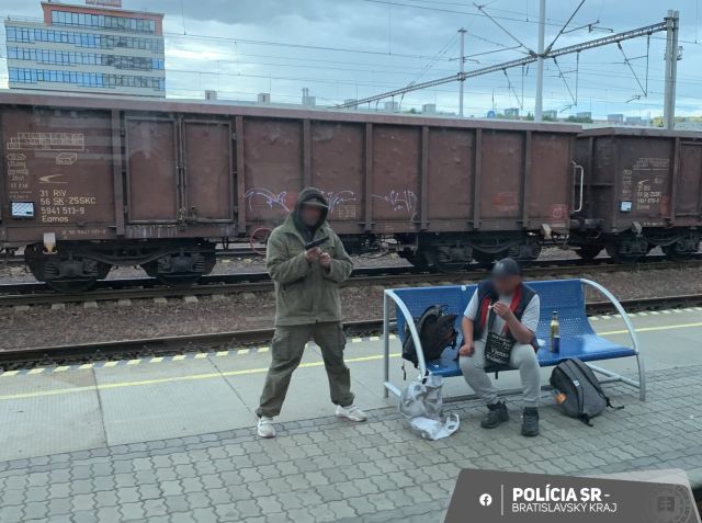 Muž na železničnej stanici v Petržalke manipuloval so zbraňou, polícia ho zadržala (foto)