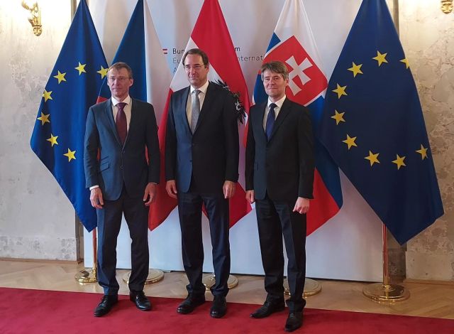 Slovensko, Česko a Rakúsko pokračujú v regionálnej spolupráci, zástupcovia rokovali o energetike aj nelegálnej migrácii (foto)