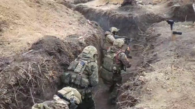 Rusi nasadili na hraniciach pri Charkovskej oblasti protiústupové jednotky, kadyrovci majú zabrániť aj dezerciám