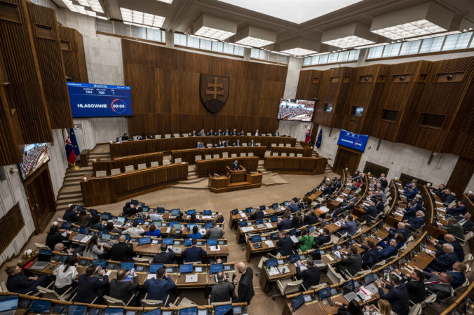 Zákon o neziskových organizáciách poslanci posunuli na začiatok septembra