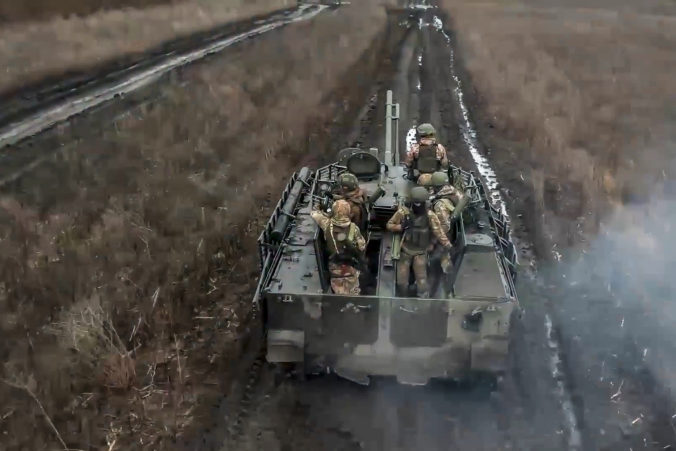 Rusi stratili ďalších takmer tisíc vojakov, podľa Ukrajincov prišli aj o tanky a obrnené vozidlá