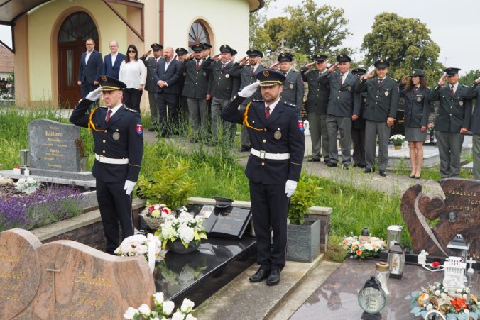 Policajti si v Boleráze pripomenuli tragickú udalosť, od vraždy ich kolegu Petra Opalka uplynie desať rokov (foto)