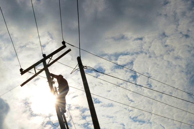 Traktorista strhol elektrické káble, tridsať domácností pri Kežmarku ostalo bez energie