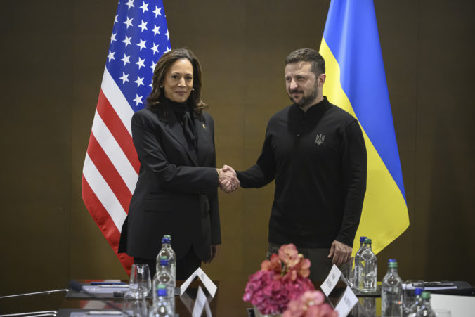 USA poskytnú Ukrajine balík pomoci za 1,5 miliardy dolárov, na mierovom samite to oznámila viceprezidentka Harrisová