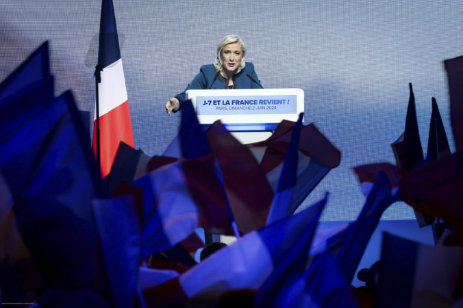 Le Penová nebude žiadať rezignáciu prezidenta Macrona, ak jej strana vyhrá vo francúzskych predčasných voľbách