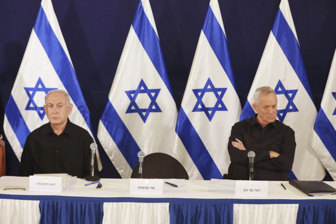 Netanjahu rozpustil vojnový kabinet, stal sa tak závislým na krajne pravicových spojencoch