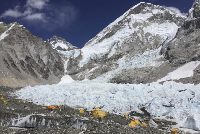 Mount Everest je veľmi znečistený, armáda odstraňuje tony odpadu a ľudské pozostatky