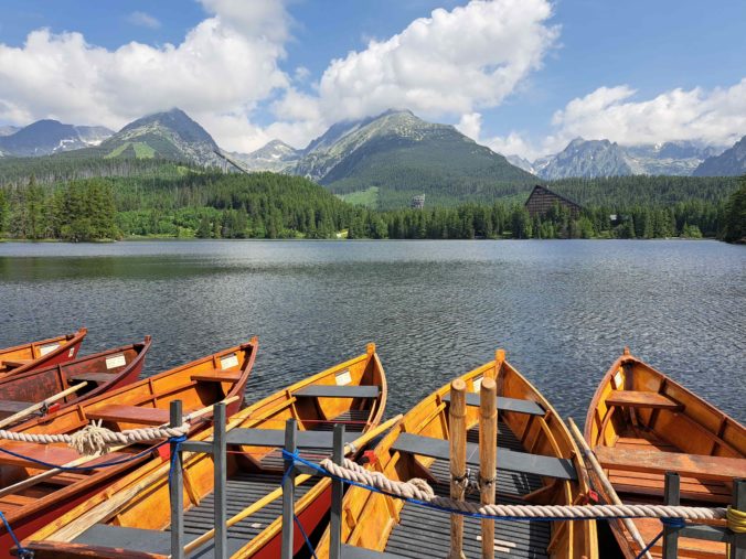 Štrbské Pleso opäť zaplnili člnky, letnú turistickú sezónu otvorili symbolickým odomknutím vodnej hladiny (video+foto)