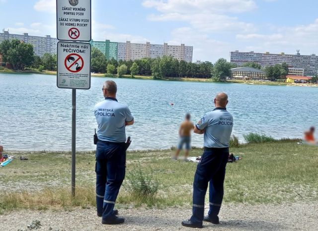 Chystáte sa na kúpalisko či k jazeru? Mestská polícia v Bratislave upozorňuje na zlodejov