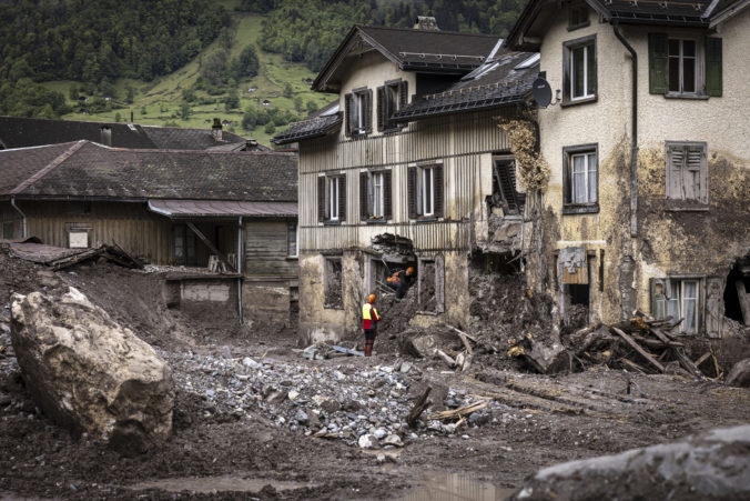 Silné búrky zapríčinili vo Švajčiarsku zosuv pôdy, traja ľudia sú nezvestní