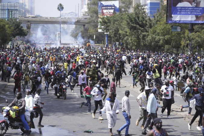 Budova parlamentu v Keni zhorela, zaútočili na ňu tisíce ľudí protestujúcich proti daňovému zákonu (video)