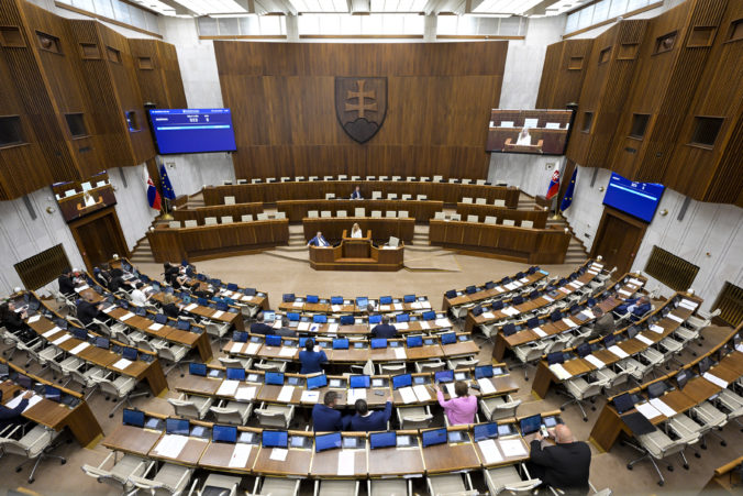 Poslanci začali rokovanie parlamentu diskusiou o voľbe nového podpredsedu