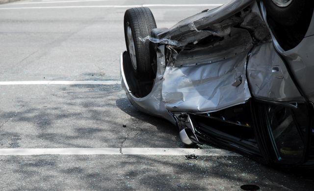 V Kežmarku skončili počas nehody dve autá na streche, zranilo sa sedem ľudí