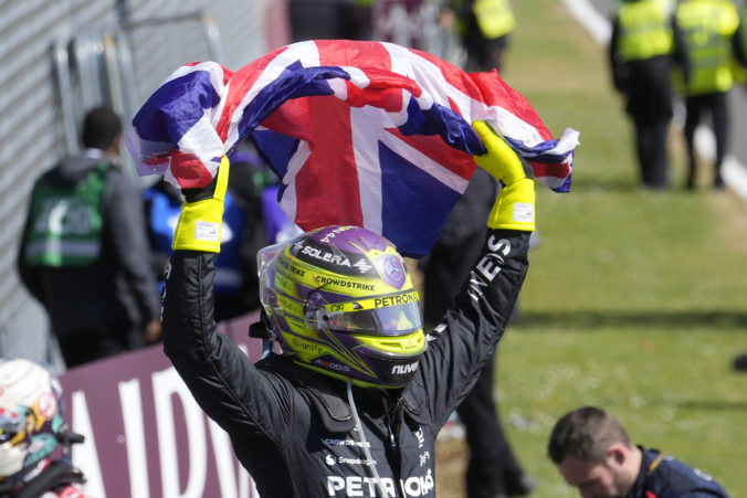 Hamilton sa v pretekoch F1 dočkal víťazstva po dlhých 945 dňoch, v Silverstone prekonal aj rekord