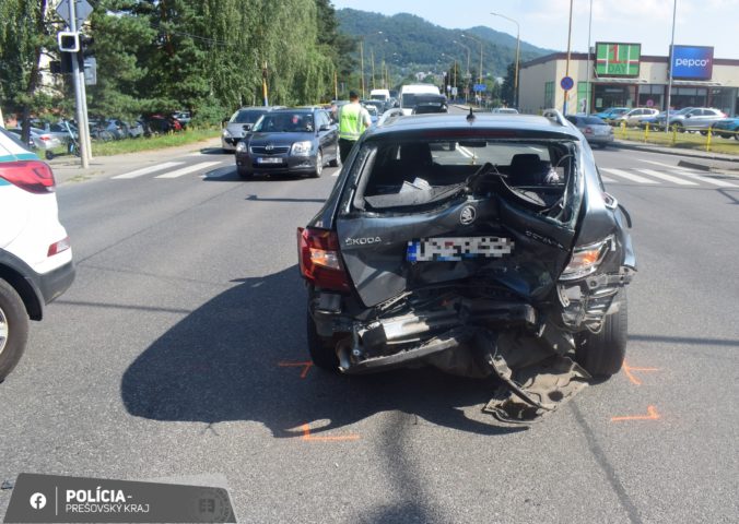 Opitý senior spôsobil dopravnú nehodu, liečiť sa bude niekoľko týždňov (foto)