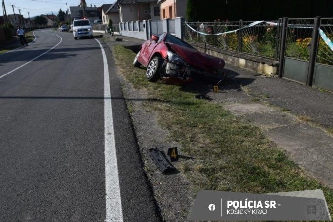 Tragický koniec nehody v Čeľovciach , 75-ročná spolujazdkyňa skonala po prevoze do nemocnice