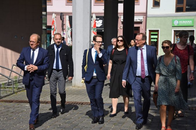 Zástupcovia Európskej Komisie navštívili Trenčín. Diskutovali o eurofondoch a prípravách na Európske hlavné mesto kultúry 2026