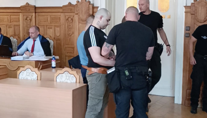Dvojica plánovala vyhodiť do vzduchu policajta z Trnavy, prokurátor žiada pre nich mimoriadny trest (video)