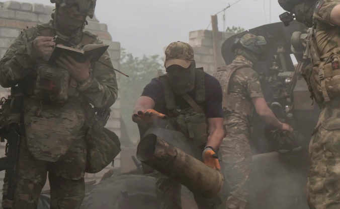 Rusi popravili odzbrojených ukrajinských zajatcov. Na videu je vidieť, že zložili zbrane a nekládli odpor