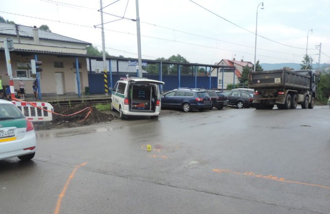 Vo Svrčinovci došlo k vážnej dopravnej nehode, maloletý chlapec utrpel zranenia po strete s nákladným autom (foto)