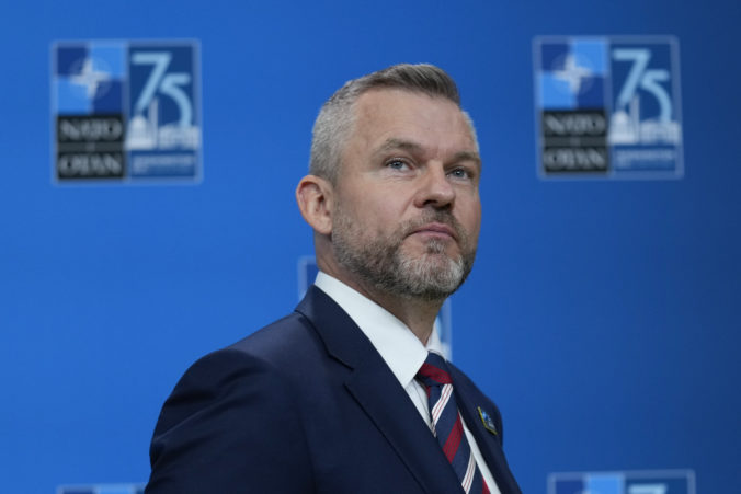 Slovensko bude aj naďalej cvičiť ukrajinských vojakov a opravovať vojenskú techniku. Potvrdil Pellegrini na samite NATO