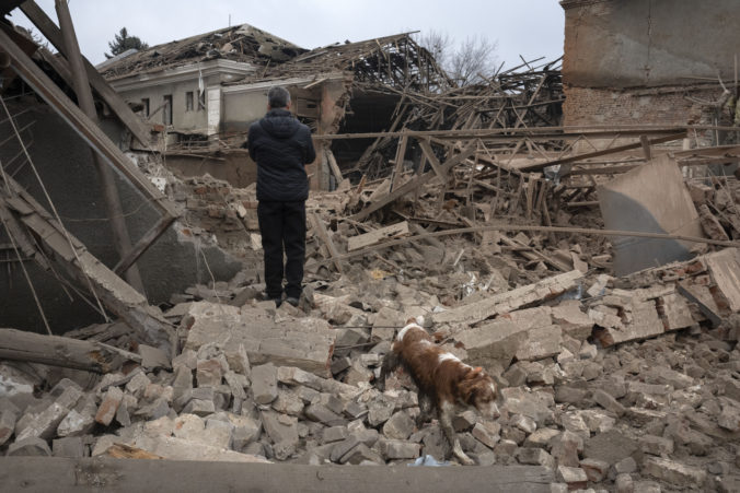 Ukrajinskí civilisti utrpeli zranenia počas evakuácie v Charkovskej oblasti, v lese narazili na ruskú mínu