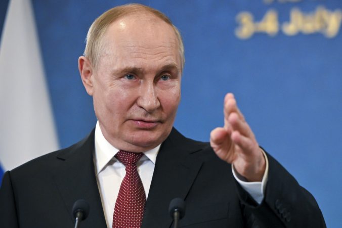 Putin podpísal zákon o zvýšení dane pre bohatých ľudí, snaží sa tak naplniť vládnu kasu