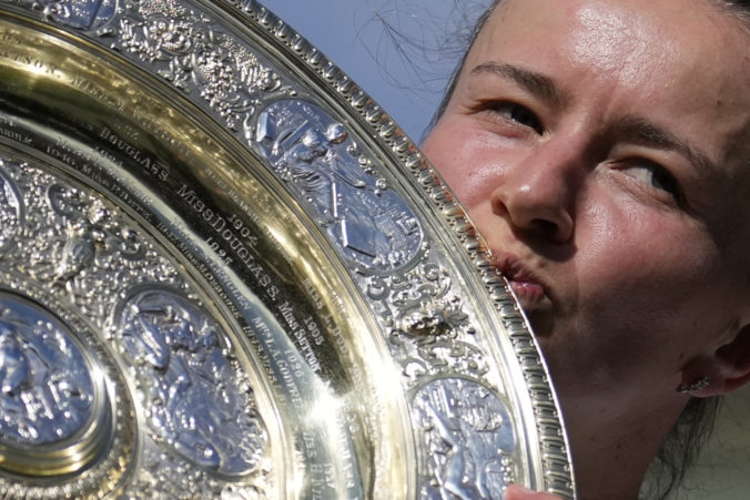 Wimbledonská šampiónka Krejčíková po finálovom triumfe myslela na mentorku Novotnú, ktorá jej pred desaťročím nedovolila zísť z cesty