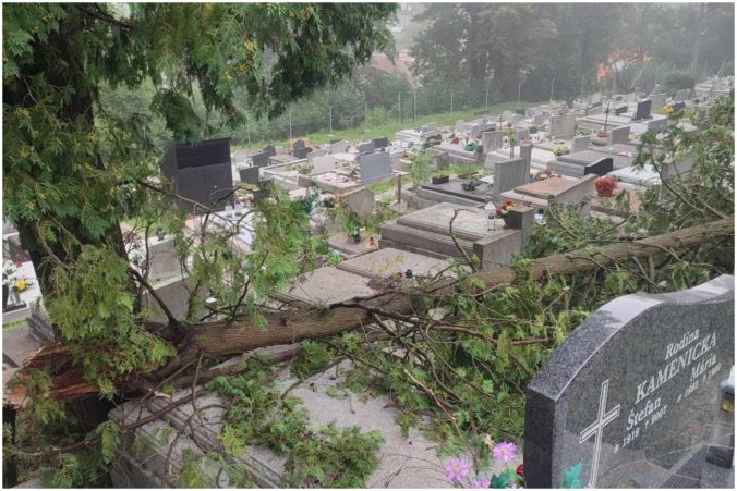 Búrky a krupobitie poškodili viaceré hroby na mestskom cintoríne v Levoči, popadalo aj niekoľko stromov (foto)
