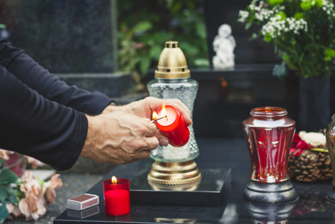 Na bratislavských cintorínoch platí zákaz zapaľovania sviečok, má sa tak predísť vzniku požiaru