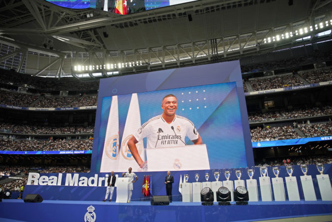 Real Madrid oficiálne predstavil Kyliana Mbappého fanúšikom, Francúz podpísal zmluvu na päť sezón (foto)