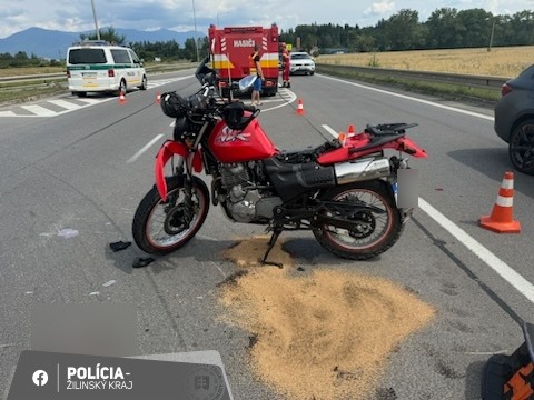 Pri Martine sa zrazil motorkár s Volkswagenom. S vážnymi zraneniami bol prevezený do nemocnice (foto)