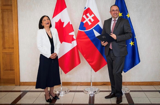 Ministerstvo zahraničia ocenilo historicky prvú kanadskú veľvyslankyňu v SR, za svoj prínos získala Zlatú plaketu (foto)