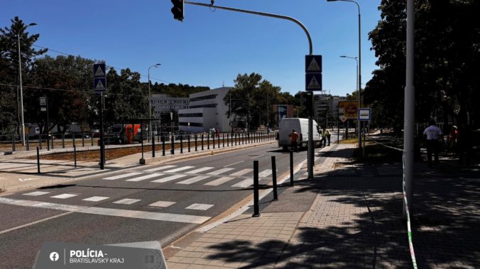 Tragédia v Karlovej Vsi. Auto zrazilo 83-ročnú ženu na priechode pre chodcov, zraneniam podľahla