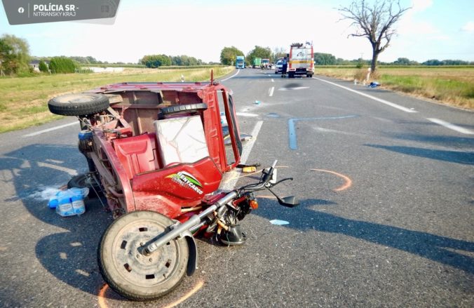 Tragická nehoda v obci Bodza. Zrážka kamióna s trojkolkou si vyžiadala jeden život (foto)