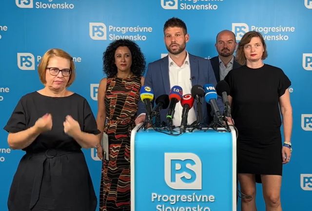 Ficova vláda podľa progresívcov v lete rozkladá štát a prezident mlčí, opozičné protesty sa vrátia do ulíc (video)