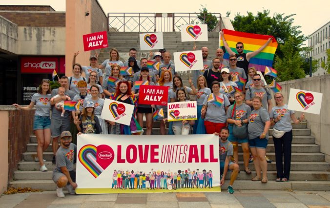 Zamestnanci spoločnosti Henkel Slovensko sa zúčastnili Dúhového Pridu a vyzdvihli tak jedinečnosť LGBTI+ ľudí