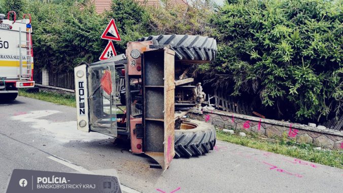 Tragédia pri Štiavnici. Len 19-ročný vodič sa prevrátil s traktorom, nehodu neprežil