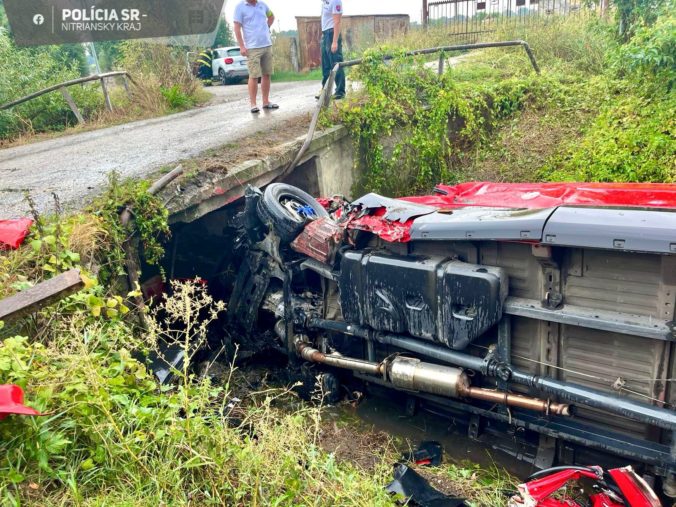 Tragická nehoda v Kolárove. Vodič dodávky zišiel do priekopy a narazil do mosta (foto)