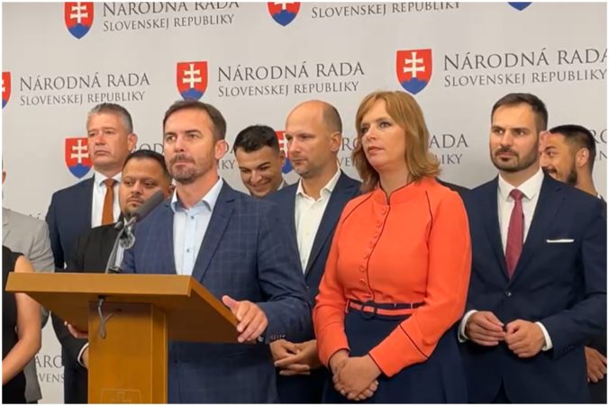 Koalícia neprišla do práce a zubami-nechtami drží vo vláde dvoch najškodlivejších ministrov, kritizuje hnutie Slovensko (video)